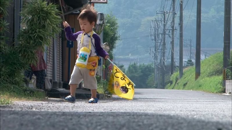 bé hiroki được mẹ làm cho chiếc cờ màu vàng để sang đường bé hiroki được mẹ làm cho chiếc cờ màu vàng để sang đường